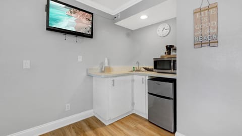 Deluxe Condo, Kitchenette, Partial Sea View | Private kitchenette | Mini-fridge, microwave, coffee/tea maker, toaster