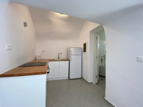 Villa (Caldera View outdoor Jetted tub) | Private kitchen | Fridge, coffee/tea maker, electric kettle