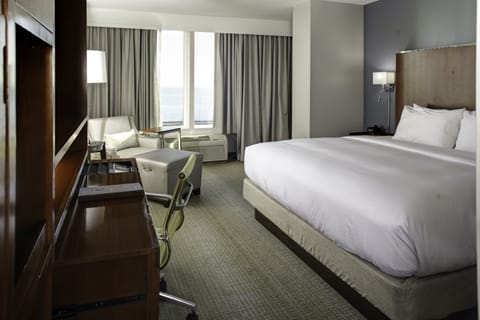 Premium bedding, in-room safe, iron/ironing board