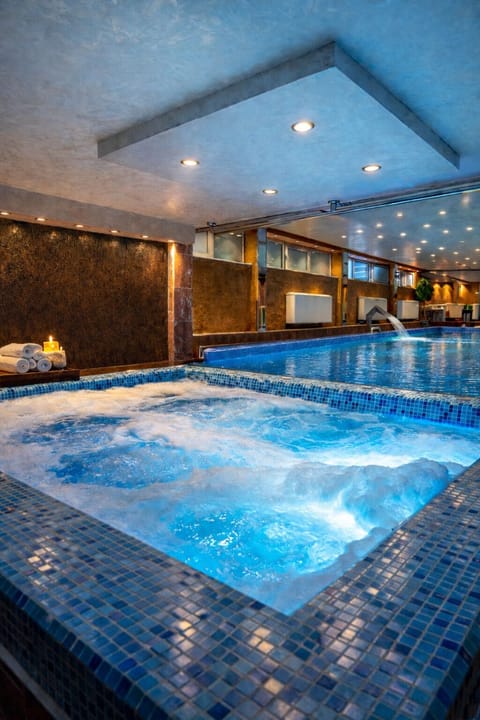 Indoor spa tub