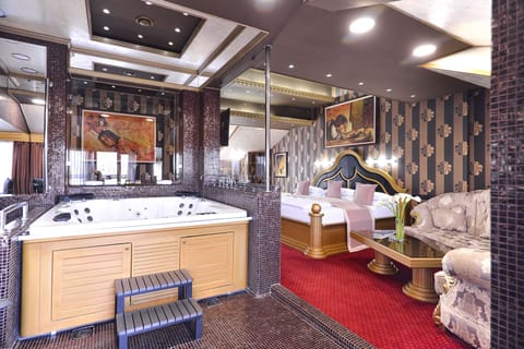 Premium bedding, in-room safe, desk, blackout drapes