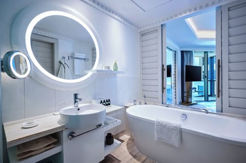 Junior Suite, 1 King Bed, Club Lounge Access, Partial Sea View | Bathroom | Separate tub and shower, deep soaking tub, rainfall showerhead