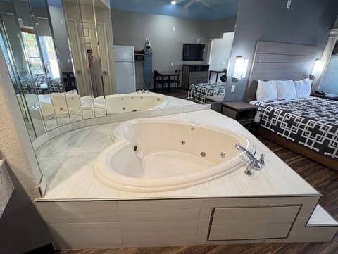 Suite, 1 King Bed, Non Smoking (Jacuzzi Tub) | Jetted tub