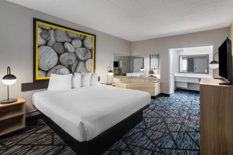 Deluxe Room, 1 King Bed, Non Smoking, Jetted Tub | Desk, iron/ironing board, free WiFi, bed sheets