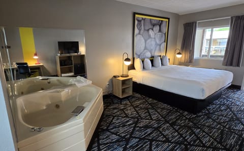 Deluxe Room, 1 King Bed, Non Smoking, Jetted Tub | Desk, iron/ironing board, free WiFi, bed sheets