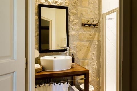 Triple Room | Bathroom sink