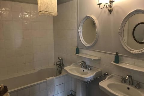 Family Room | Bathroom | Bathtub, deep soaking tub, free toiletries, hair dryer