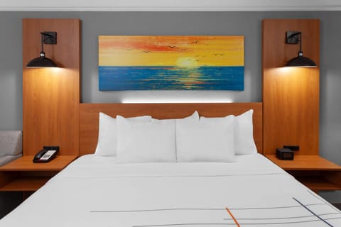 Room, 1 King Bed, Non Smoking | Premium bedding, desk, blackout drapes, iron/ironing board