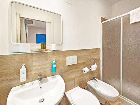 Economy Double or Twin Room | Bathroom | Shower, free toiletries, hair dryer, bidet