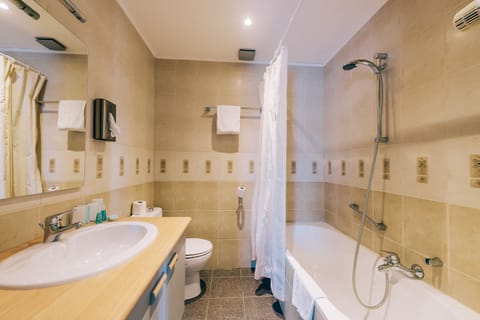 Basic Twin Room | Bathroom | Free toiletries, hair dryer, towels, soap