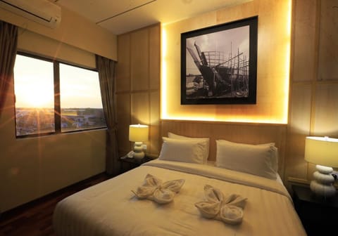 Executive Suite | Desk, iron/ironing board (on request), WiFi (free), bed sheets