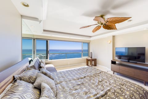 Bedroom area and living area - Queen sized bed with flat screen TV and futon all over-looking the mesmerizing coastline and ocean views!
