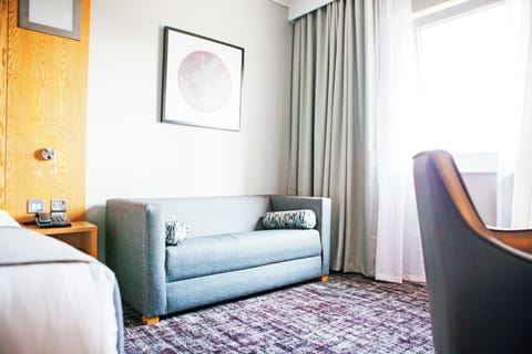 Executive Room, 1 King Bed | Premium bedding, in-room safe, desk, laptop workspace