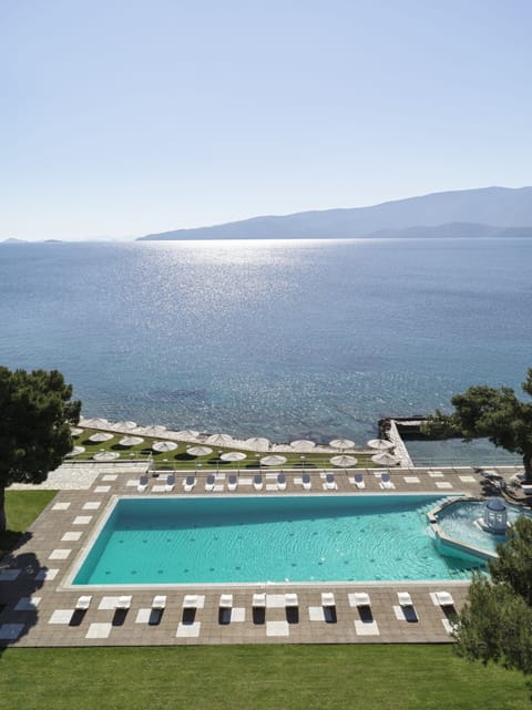 Outdoor pool, pool umbrellas, sun loungers
