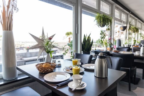 Daily cooked-to-order breakfast (EUR 8.00 per person)