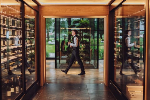 3 restaurants, lunch, dinner served; Regional cuisine