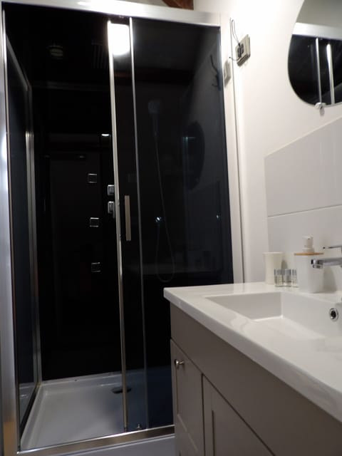 Comfort Suite | Bathroom | Shower, hydromassage showerhead, hair dryer, bathrobes