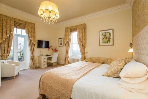 Luxury Suite | Iron/ironing board, free WiFi, bed sheets