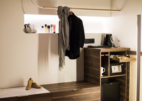 Business Double Room, 1 Queen Bed, Balcony, City View | Premium bedding, pillowtop beds, in-room safe, desk