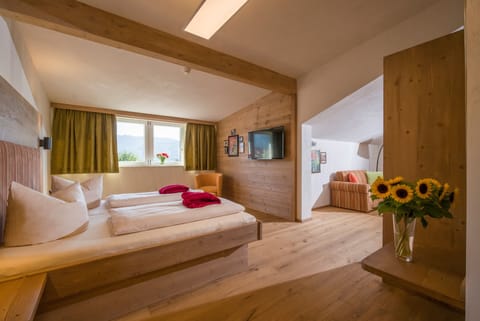 Suite, Mountain View | Hypo-allergenic bedding, minibar, in-room safe, blackout drapes