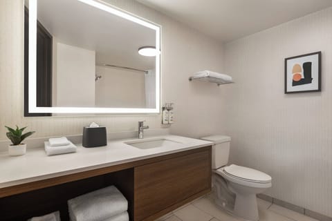 Combined shower/tub, hydromassage showerhead, free toiletries