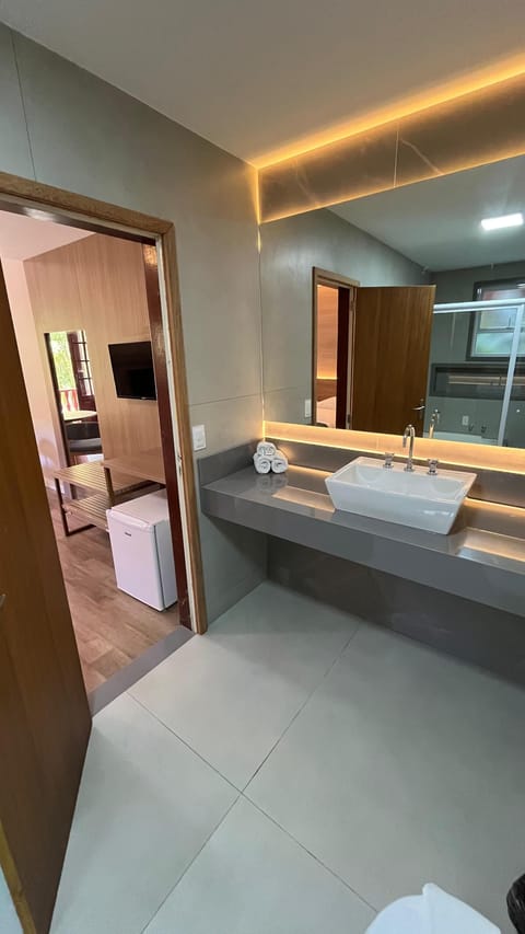 Quarto Duplo com Banheira Hidromassagem | Bathroom | Shower, towels