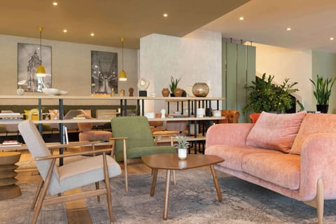 Breakfast, lunch, dinner served; international cuisine 