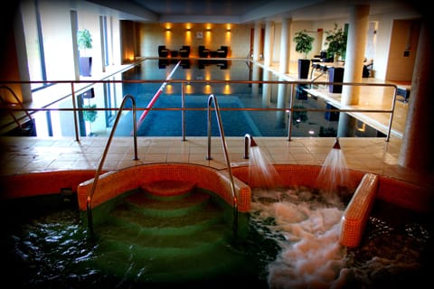 Sauna, body treatments, body wraps, facials, 6 treatment rooms