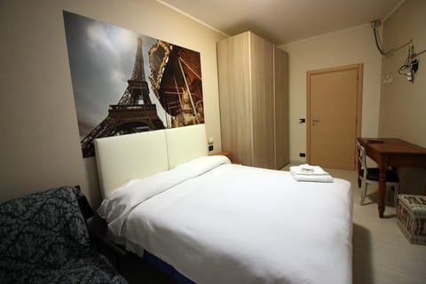 Standard Double Room | Cribs/infant beds, free WiFi, bed sheets