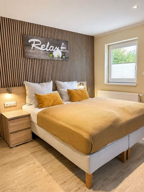 Economy Suite (Attic) | Premium bedding, desk, soundproofing, WiFi (free)