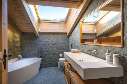 Deluxe Penthouse (Suite) | Bathroom | Free toiletries, bathrobes, slippers, towels