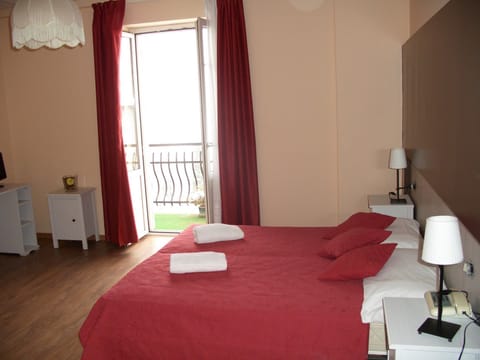 Double or Twin Room | In-room safe, desk, free cribs/infant beds, bed sheets