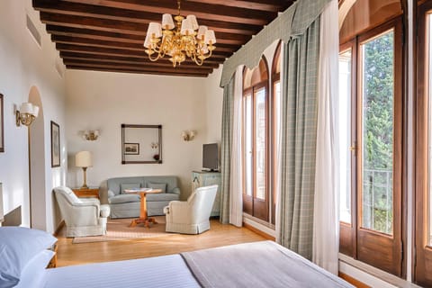 Hypo-allergenic bedding, down comforters, minibar, in-room safe