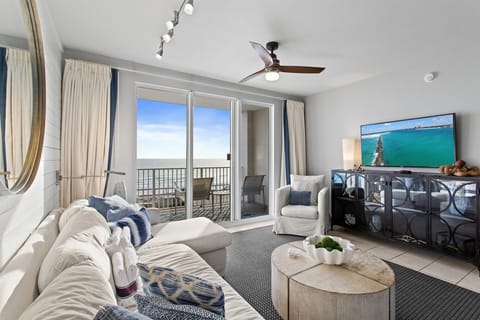 23-Majestic-Sun-208B-Living