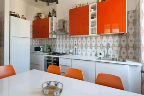 Full-size fridge, microwave, oven, stovetop