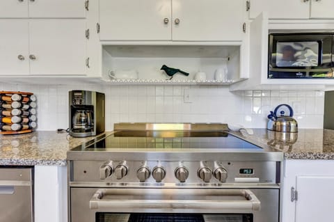 Unleash your inner chef with our gourmet 36" range, a culinary masterpiece that brings professional-grade cooking to your fingertips. 