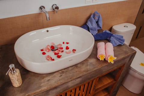 Room, 1 King Bed | Bathroom | Shower, free toiletries, towels