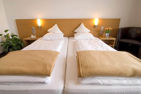 Premium bedding, in-room safe, desk, cribs/infant beds