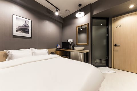 Deluxe Room (Check-In 9PM on Saturdays,Sundays,Public Holidays) | Premium bedding, desk, iron/ironing board, free WiFi