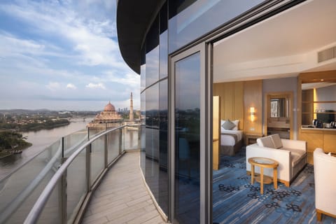 Executive Suite | Premium bedding, minibar, in-room safe, individually furnished