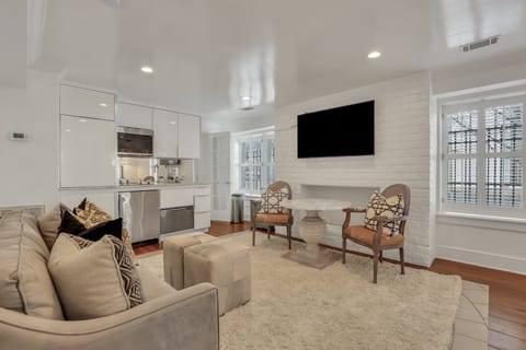 Welcome to Savannah Chic Garden Apartment!