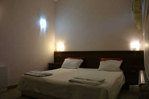 Standard Apartment | Minibar, in-room safe, desk, blackout drapes