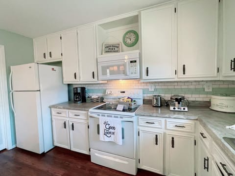 Perfectly stocked kitchen - huge assortment of utensils & cookware! 