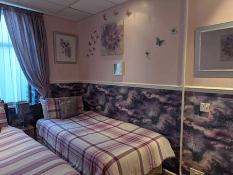 Standard Twin Room | Desk, free WiFi, bed sheets
