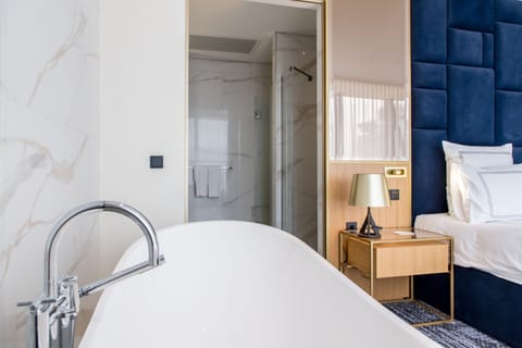 Executive Suite, 1 King Bed with Sofa bed (Panorama) | 1 bedroom, hypo-allergenic bedding, minibar, in-room safe