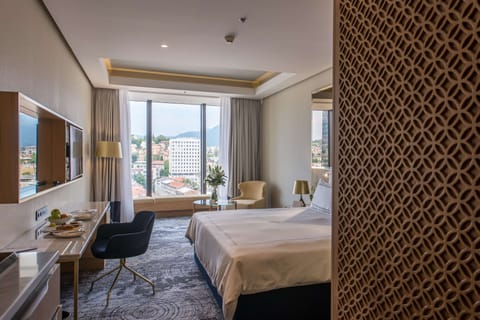 1 bedroom, hypo-allergenic bedding, minibar, in-room safe