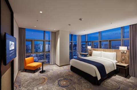Standard Room, 1 Queen Bed, City View (Free Breakfast) | In-room safe, desk, blackout drapes, cribs (free)