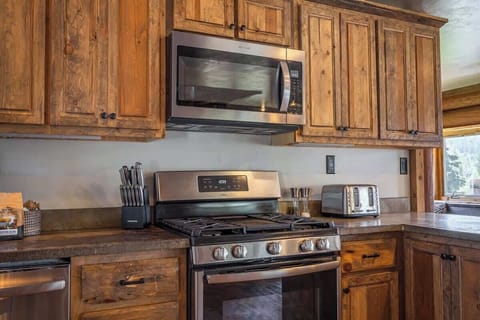 Full size stainless steel appliances