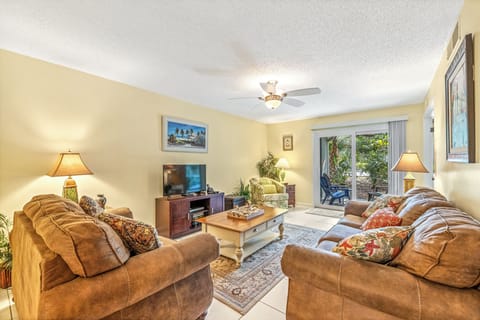 Spacious living room with access to the balcony.