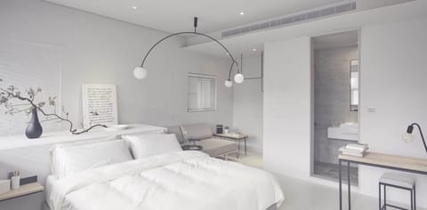Signature Penthouse | Premium bedding, desk, iron/ironing board, free WiFi